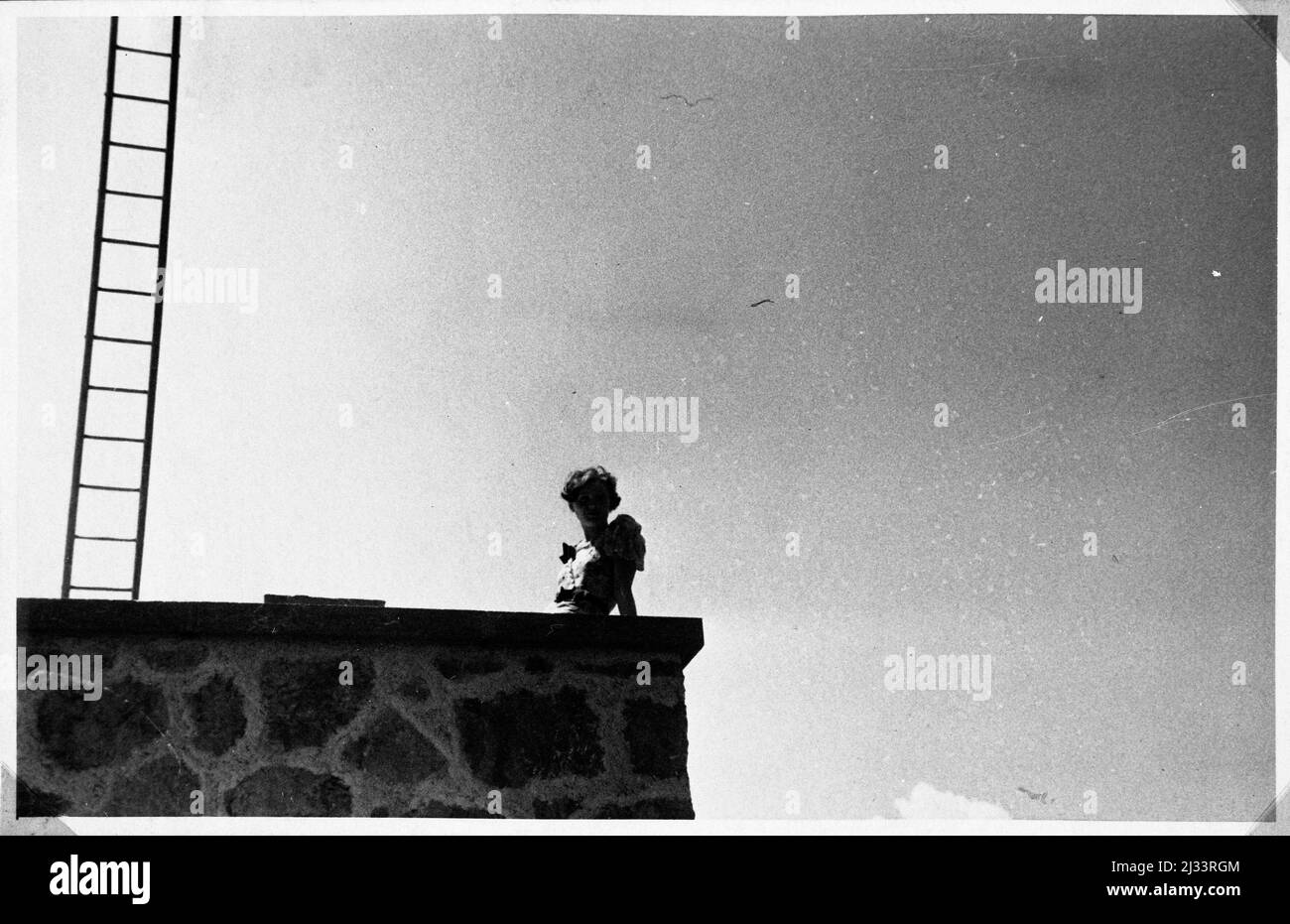 Eva Brauns Fotoalben, ca. 1913 - ca. 1944. Diese Alben werden Eva Braun zugeschrieben (vier werden von ihrer Freundin Herta Schneider, geb. Ostermeyer, beansprucht) und dokumentieren ihr Leben aus ca. 1913 bis 1944. Es gibt viele Fotos von Eva, ihren Schwestern und ihren Kindern, Herta Schneider und ihren Kindern, sowie Fotos von Evas Ferien, Familienmitgliedern und Freunden. Dazu gehören Fotografien von und von Eva Braun im Hitlerhaus Berghof (oder Kehlstein), Fotografien von Hitler und seinem Gefolge, Besucher von Berghof und der Landschaft um Berchtesgaden sowie einige Studioporträts von Eva Stockfoto