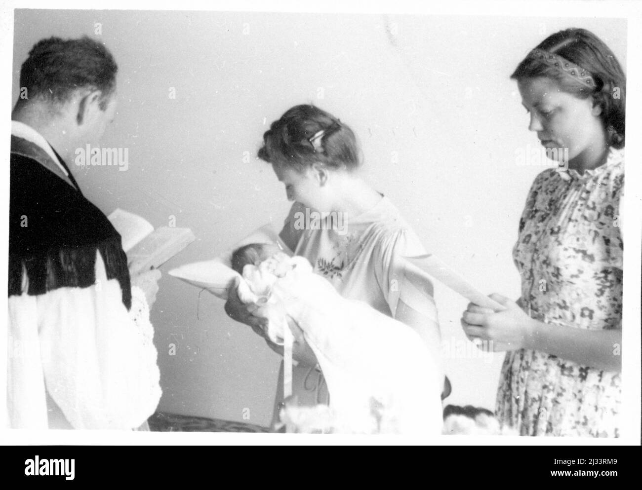 Eva Brauns Fotoalben, ca. 1913 - ca. 1944. Diese Alben werden Eva Braun zugeschrieben (vier werden von ihrer Freundin Herta Schneider, geb. Ostermeyer, beansprucht) und dokumentieren ihr Leben aus ca. 1913 bis 1944. Es gibt viele Fotos von Eva, ihren Schwestern und ihren Kindern, Herta Schneider und ihren Kindern, sowie Fotos von Evas Ferien, Familienmitgliedern und Freunden. Dazu gehören Fotografien von und von Eva Braun im Hitlerhaus Berghof (oder Kehlstein), Fotografien von Hitler und seinem Gefolge, Besucher von Berghof und der Landschaft um Berchtesgaden sowie einige Studioporträts von Eva Stockfoto