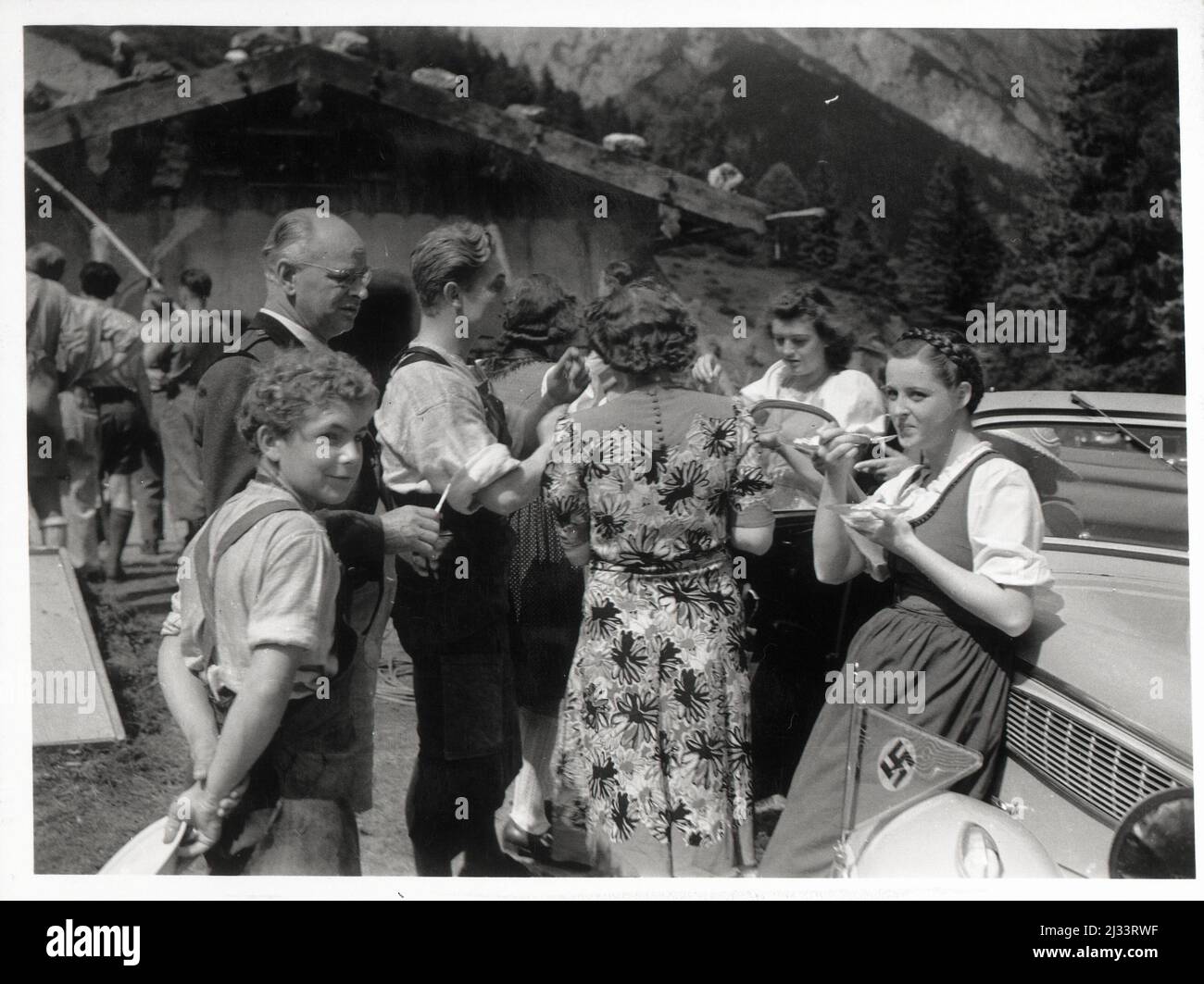 Eva Brauns Fotoalben, ca. 1913 - ca. 1944. Diese Alben werden Eva Braun zugeschrieben (vier werden von ihrer Freundin Herta Schneider, geb. Ostermeyer, beansprucht) und dokumentieren ihr Leben aus ca. 1913 bis 1944. Es gibt viele Fotos von Eva, ihren Schwestern und ihren Kindern, Herta Schneider und ihren Kindern, sowie Fotos von Evas Ferien, Familienmitgliedern und Freunden. Dazu gehören Fotografien von und von Eva Braun im Hitlerhaus Berghof (oder Kehlstein), Fotografien von Hitler und seinem Gefolge, Besucher von Berghof und der Landschaft um Berchtesgaden sowie einige Studioporträts von Eva Stockfoto