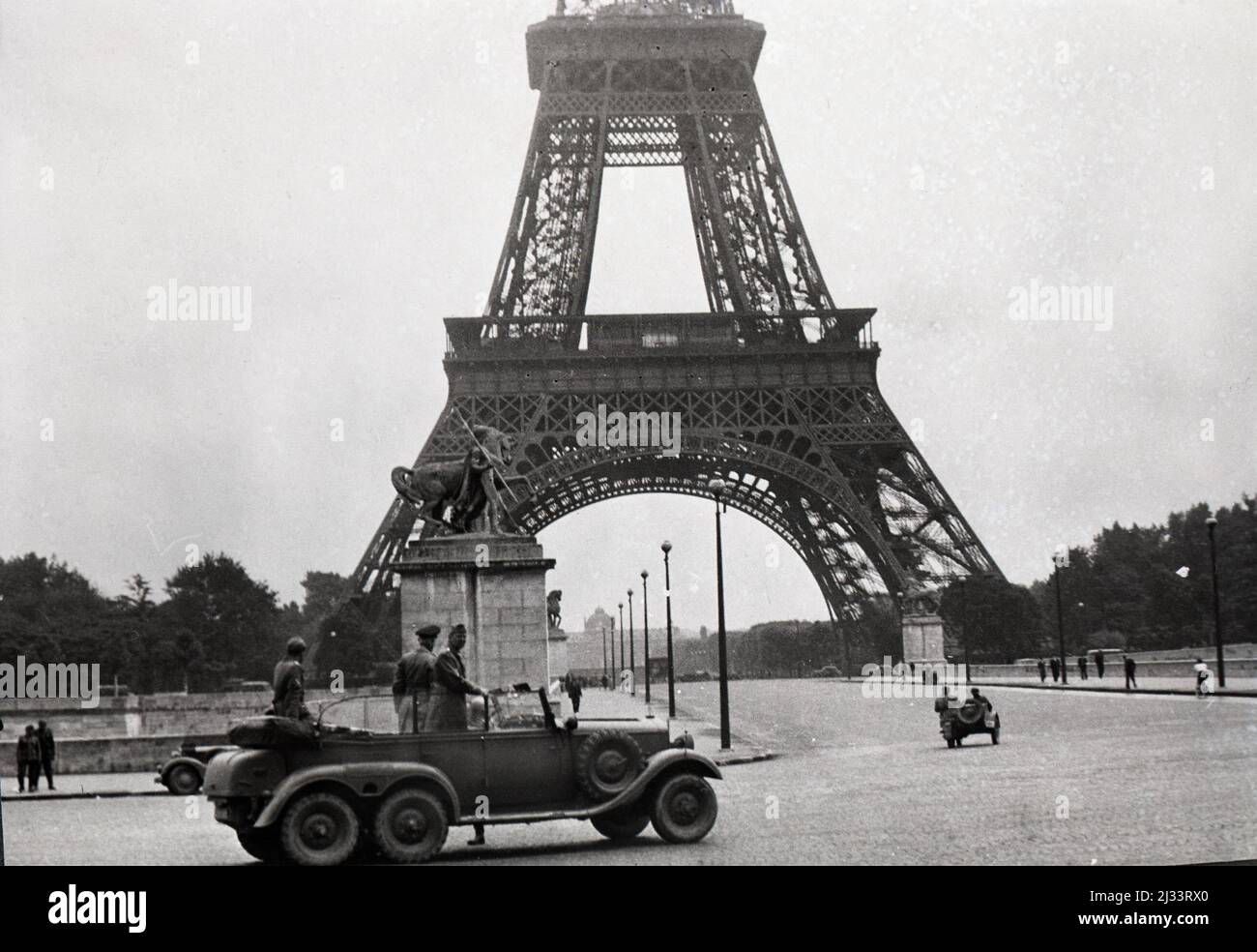 Eva Brauns Fotoalben, ca. 1913 - ca. 1944. Diese Alben werden Eva Braun zugeschrieben (vier werden von ihrer Freundin Herta Schneider, geb. Ostermeyer, beansprucht) und dokumentieren ihr Leben aus ca. 1913 bis 1944. Es gibt viele Fotos von Eva, ihren Schwestern und ihren Kindern, Herta Schneider und ihren Kindern, sowie Fotos von Evas Ferien, Familienmitgliedern und Freunden. Dazu gehören Fotografien von und von Eva Braun im Hitlerhaus Berghof (oder Kehlstein), Fotografien von Hitler und seinem Gefolge, Besucher von Berghof und der Landschaft um Berchtesgaden sowie einige Studioporträts von Eva Stockfoto
