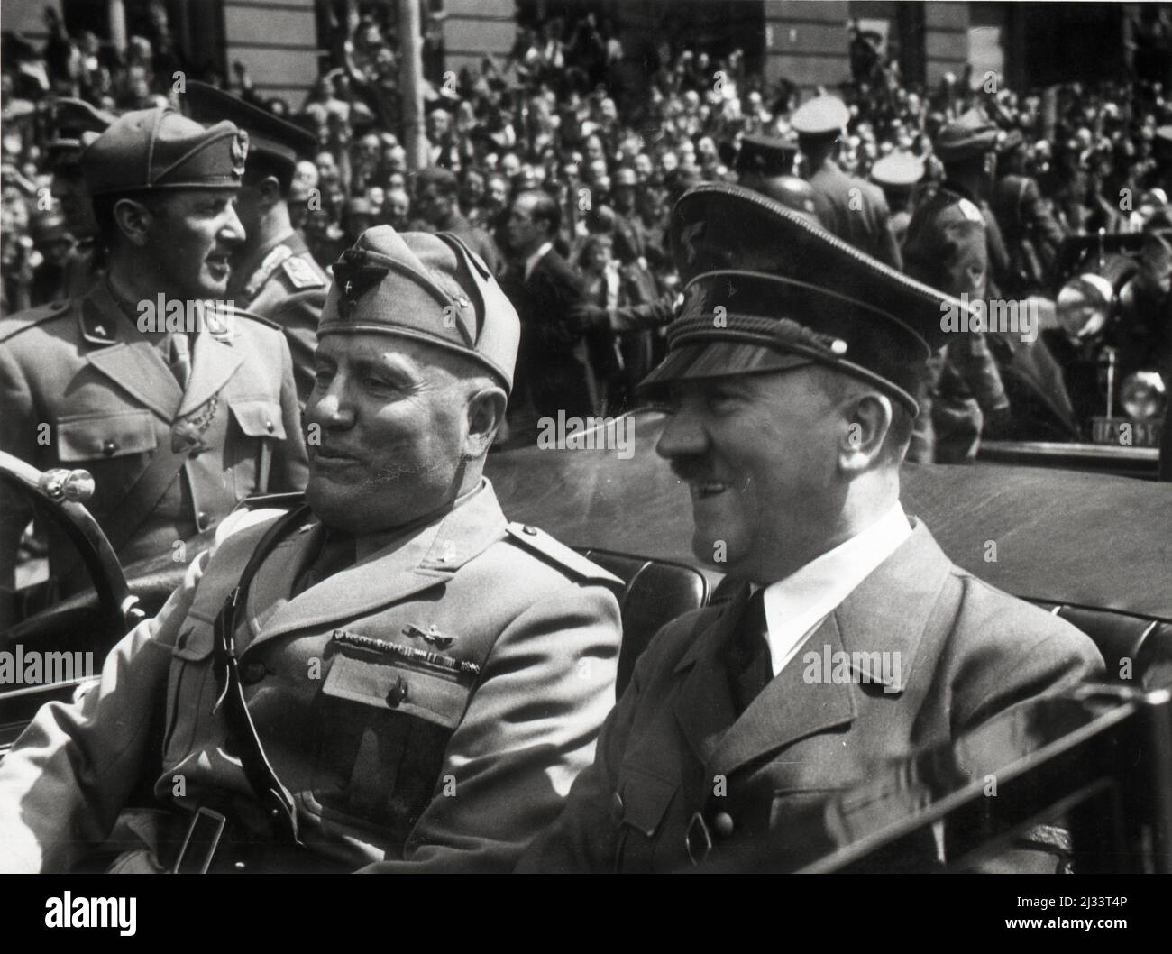 Adolf Hitler und Benito Mussolini in München, Deutschland Eva Brauns Fotoalben, ca. 1913 - ca. 1944. Diese Alben werden Eva Braun zugeschrieben (vier werden von ihrer Freundin Herta Schneider, geb. Ostermeyer, beansprucht) und dokumentieren ihr Leben aus ca. 1913 bis 1944. Es gibt viele Fotos von Eva, ihren Schwestern und ihren Kindern, Herta Schneider und ihren Kindern, sowie Fotos von Evas Ferien, Familienmitgliedern und Freunden. Dazu gehören Fotografien von und von Eva Braun im Hitlerchalet Berghof (oder Kehlstein), Fotografien von Hitler und seinem Gefolge, Besucher von Berghof und die Landschaft A Stockfoto