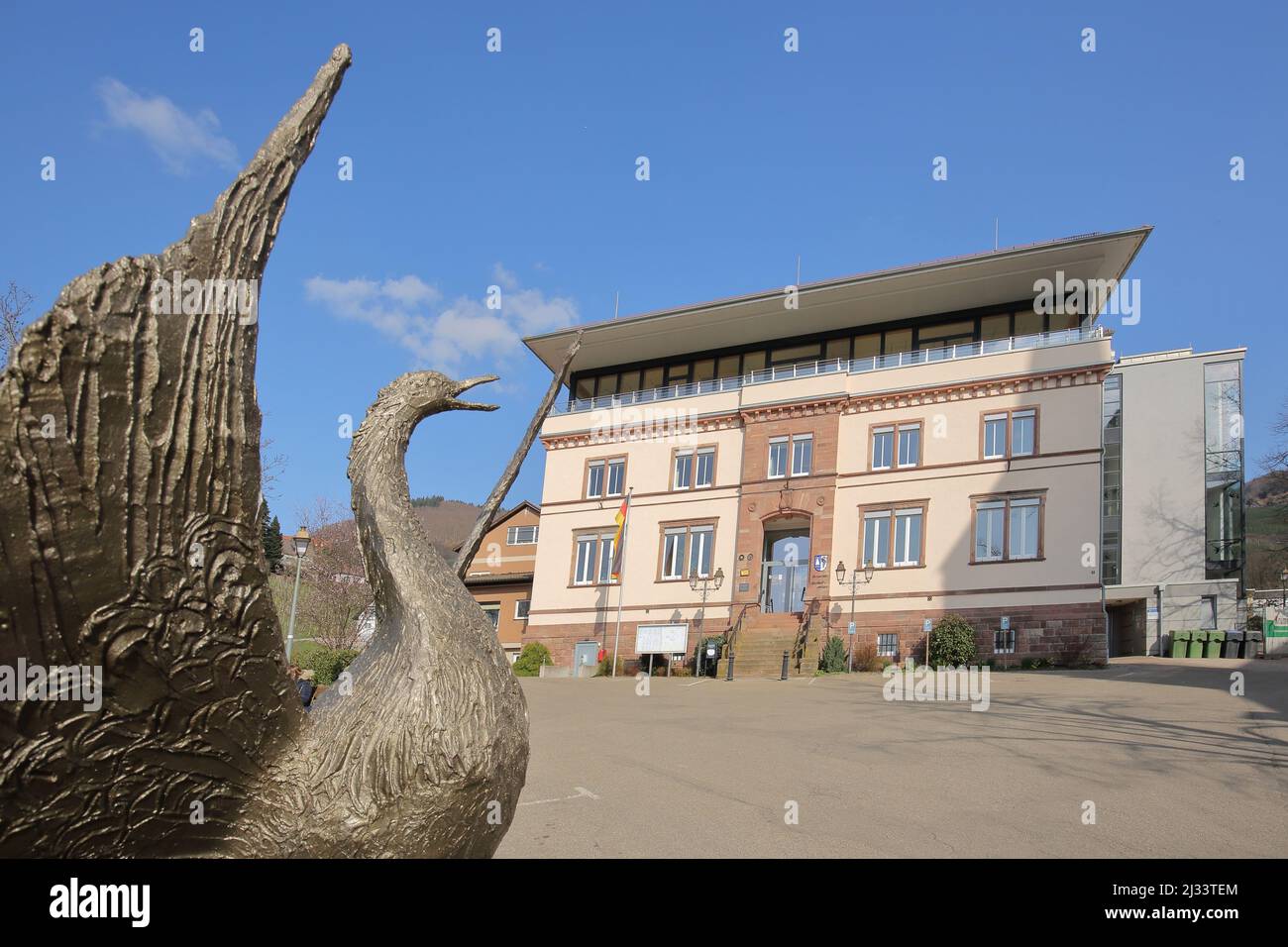 Rathaus mit Skulptur aus der Asche emporragenden Firebird Phoenix, Klaus Olenik, 2016, in Sasbachwalden, Baden-Württemberg, Deutschland Stockfoto