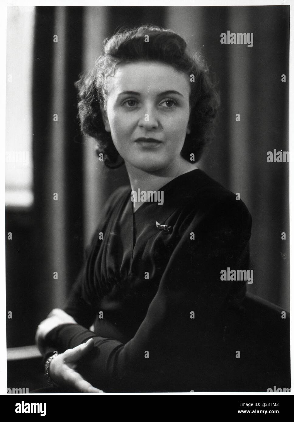 Eva Brauns Fotoalben, ca. 1913 - ca. 1944. Diese Alben werden Eva Braun zugeschrieben (vier werden von ihrer Freundin Herta Schneider, geb. Ostermeyer, beansprucht) und dokumentieren ihr Leben aus ca. 1913 bis 1944. Es gibt viele Fotos von Eva, ihren Schwestern und ihren Kindern, Herta Schneider und ihren Kindern, sowie Fotos von Evas Ferien, Familienmitgliedern und Freunden. Dazu gehören Fotografien von und von Eva Braun im Hitlerhaus Berghof (oder Kehlstein), Fotografien von Hitler und seinem Gefolge, Besucher von Berghof und der Landschaft um Berchtesgaden sowie einige Studioporträts von Eva Stockfoto