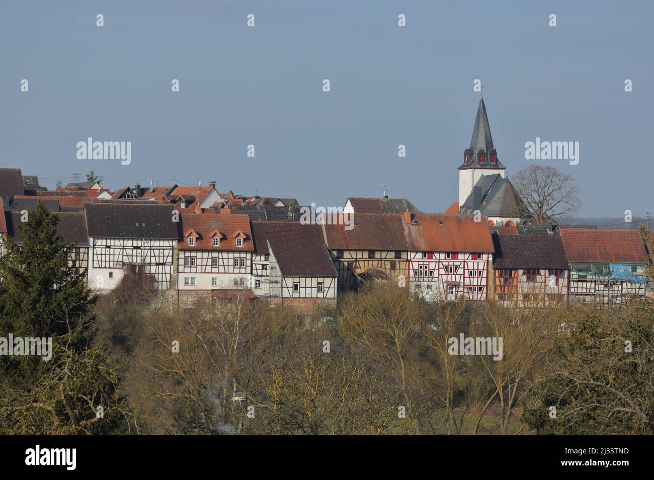 Scheunenfront mit Fachwerkhäusern und Kirche in Walsdorf bei Idstein im Taunus, Hessen, Deutschland Stockfoto