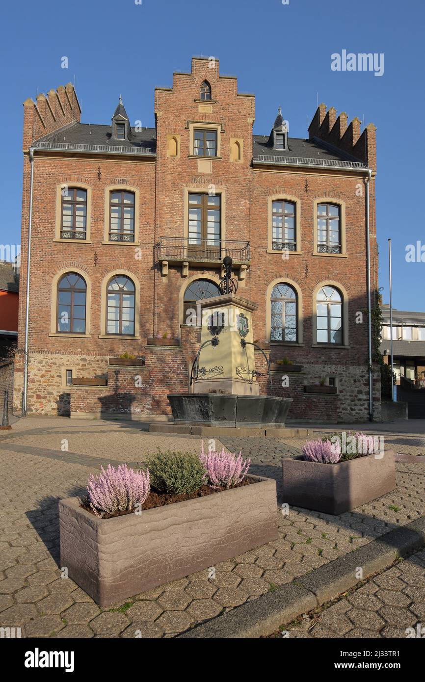 Rathaus mit Marktbrunnen Rehrebore in Rheinböllen in Hunsrück, Rheinland-Pfalz, Deutschland Stockfoto