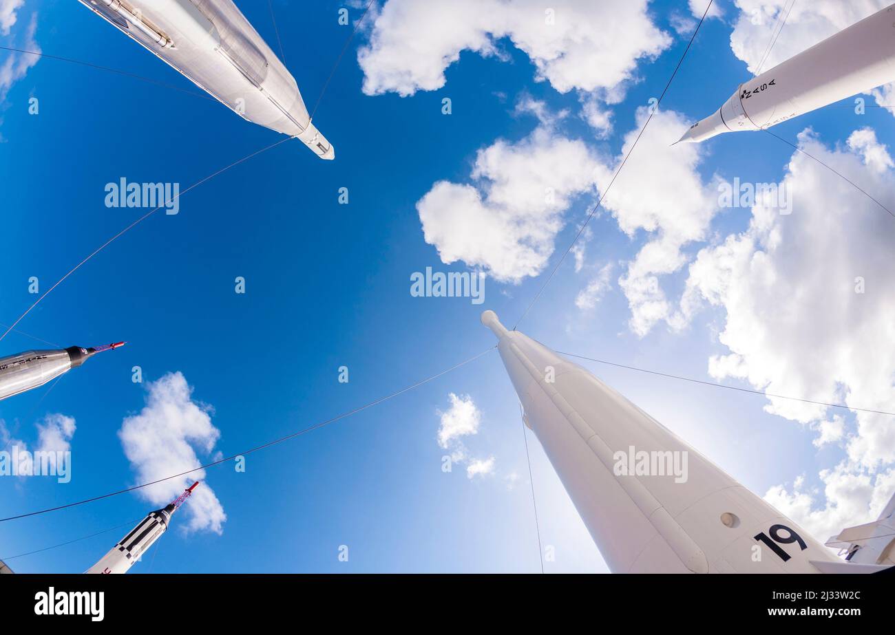 ORLANDO, USA - 25. JULI 2010: Der Rocket Garden im Kennedy Space Center verfügt über 8 authentische Raketen aus vergangenen Weltraumforschungen in Orlando, USA. Stockfoto