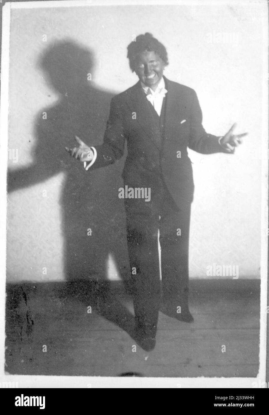 Ich als al Yalson. Eva Brauns Fotoalben, ca. 1913 - ca. 1944. Diese Alben werden Eva Braun zugeschrieben (vier werden von ihrer Freundin Herta Schneider, geb. Ostermeyer, beansprucht) und dokumentieren ihr Leben aus ca. 1913 bis 1944. Es gibt viele Fotos von Eva, ihren Schwestern und ihren Kindern, Herta Schneider und ihren Kindern, sowie Fotos von Evas Ferien, Familienmitgliedern und Freunden. Dazu gehören auch Fotos von Eva Braun in Hitlers Berghof (oder Kehlstein), Fotos von Hitler und seinem Gefolge, Besucher von Berghof und der Landschaft um Berchtesgaden sowie einige Gestüte Stockfoto