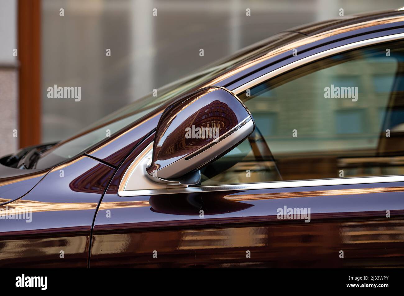 Modernes Luxusauto mit gefalteten Rückspiegeln, Nahaufnahme Stockfoto