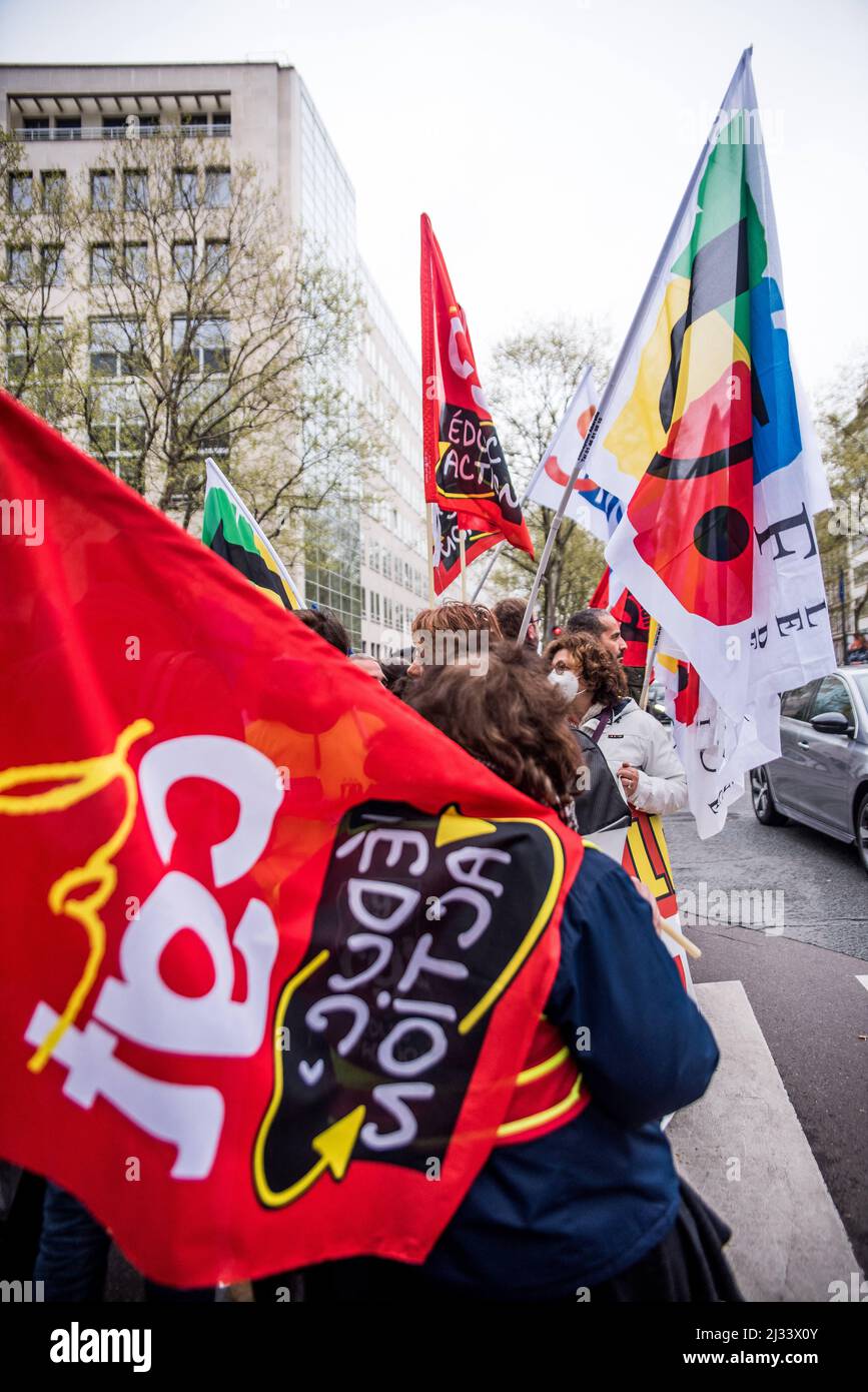 Demonstration des AESH in Paris, Frankreich, am 05. April 2022. Die nationalen Bildungsgewerkschaften hatten einen Termin vereinbart, um den AESH (Begleitschülern mit Behinderungen) nicht weit von ihrem Aufsichtsministerium zu unterstützen. Bei dieser Gelegenheit kam der Präsidentschaftskandidat der Europäischen Ecologie Les Verts (EELV), Yannick Jadot, begleitet von einem Pariser Team, um sie zu unterstützen. Foto von Pierrick Villette/ABACAPRESS.COM Stockfoto