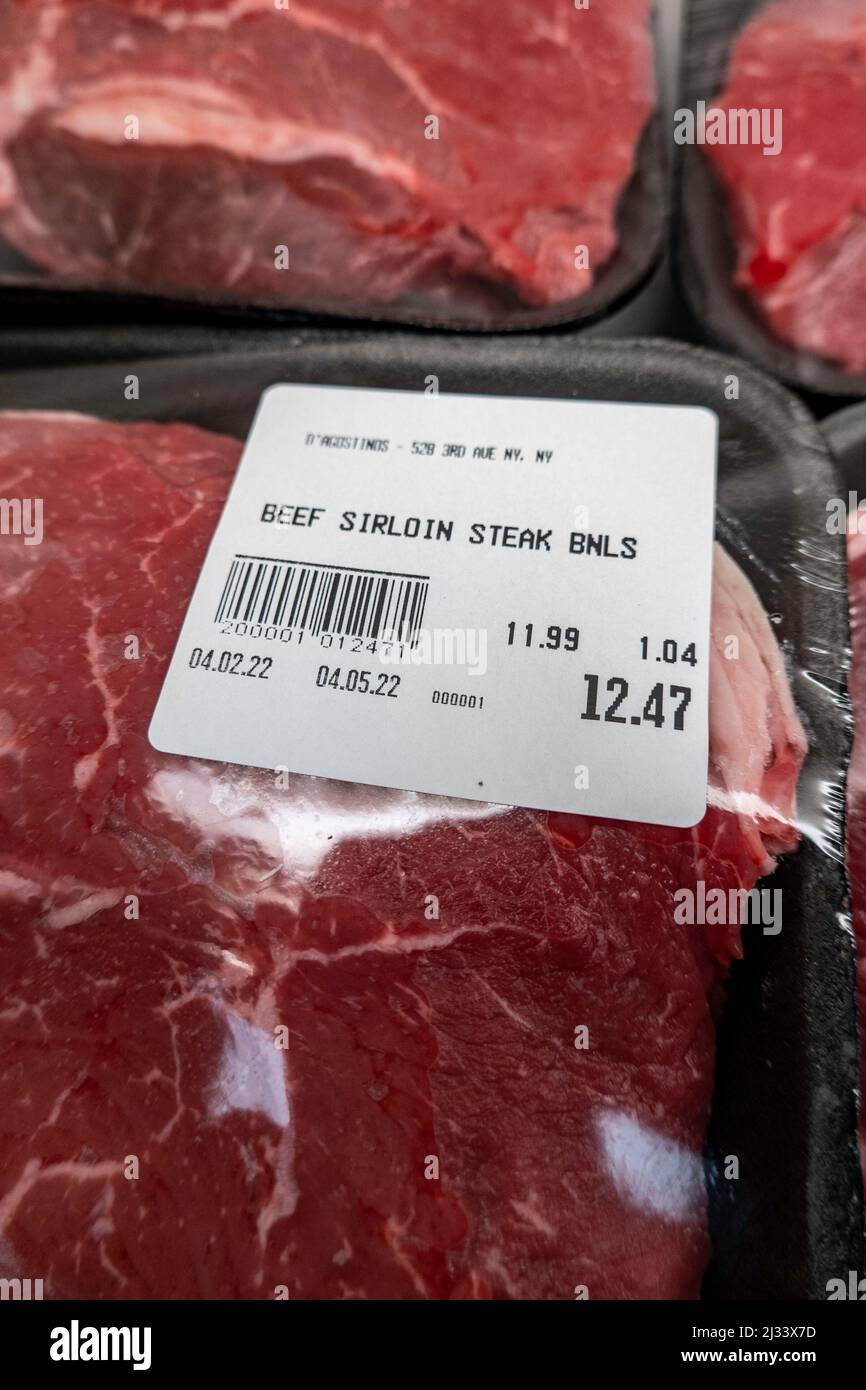 Pakete mit Rindfleischschnitten zum Verkauf in einem New Yorker D'Agostinos Supermarkt, USA, 2022 Stockfoto