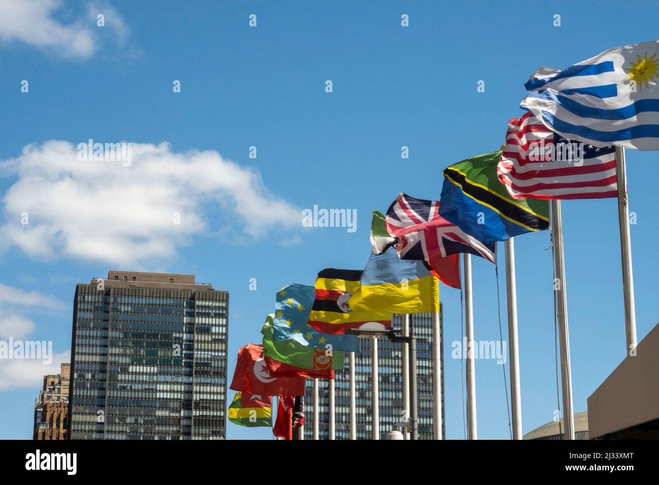 Flaggen der Mitgliedsnationen im Hauptquartier der Vereinten Nationen in New York City, USA 2022 Stockfoto