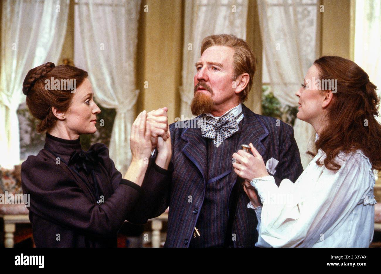 l-r: Joanna David (Varya), Leslie Phillips (Gayev), Cora Kinnaird (Anya) in THE CHERRY ORCHARD von Tschechov at the Theatre Royal Haymarket, London SW1 18/10/1983 Bühnenbild: Kenneth Mellor Kostüme: Mark Negin Beleuchtung: Andy Phillips Regie: Lindsay Anderson Stockfoto