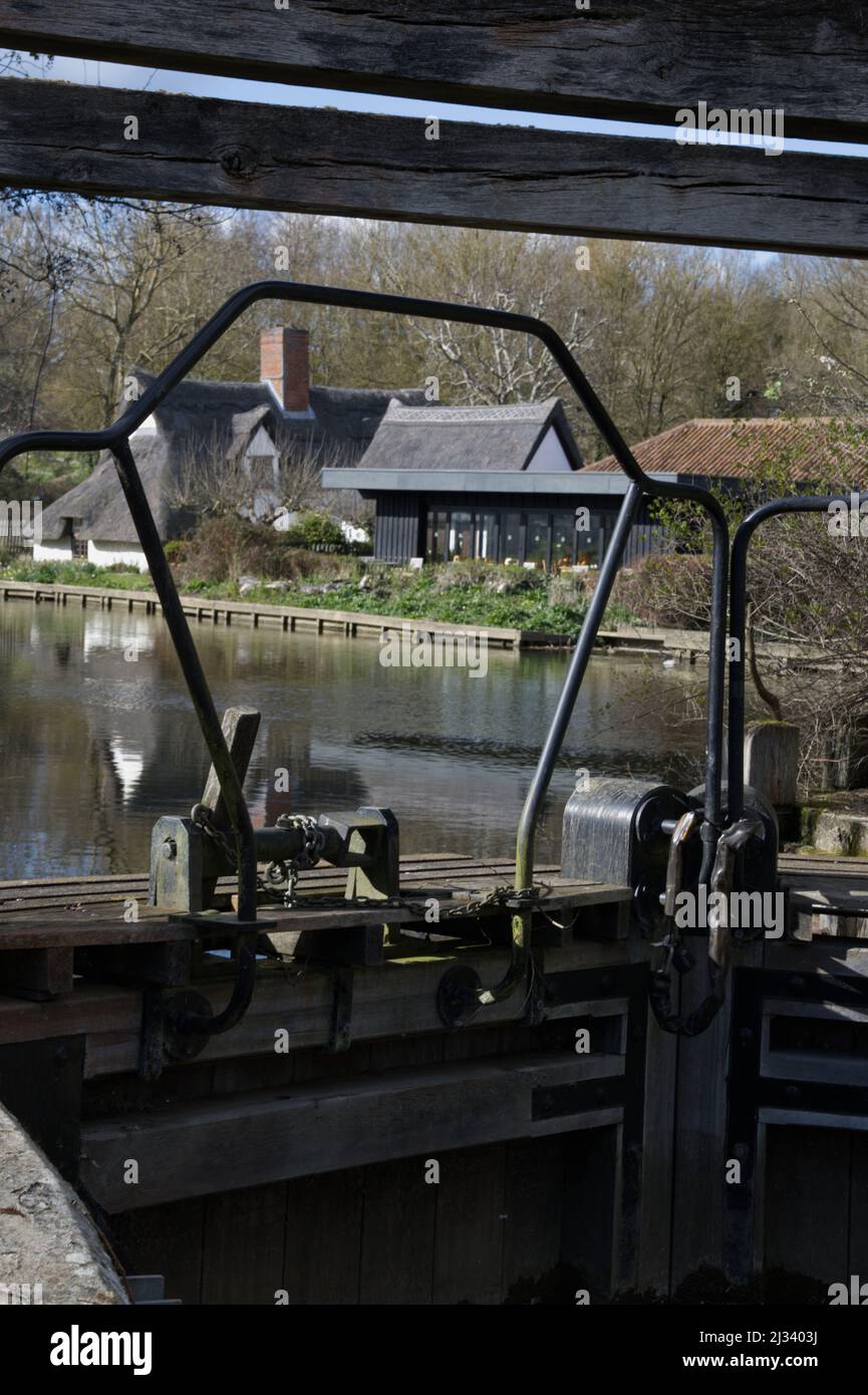 Bridge Cottage von Flatford Lock auf dem Fluss Stour, Dedham Val, Suffolk, England. Stockfoto