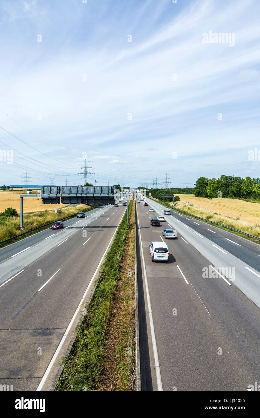 FRANKFURT, DEUTSCHLAND - 28. JUNI 2015: Autobahnmuster in Deutschland mit weißen Linienmarkierungen und Autofahren auf A3 Stockfoto