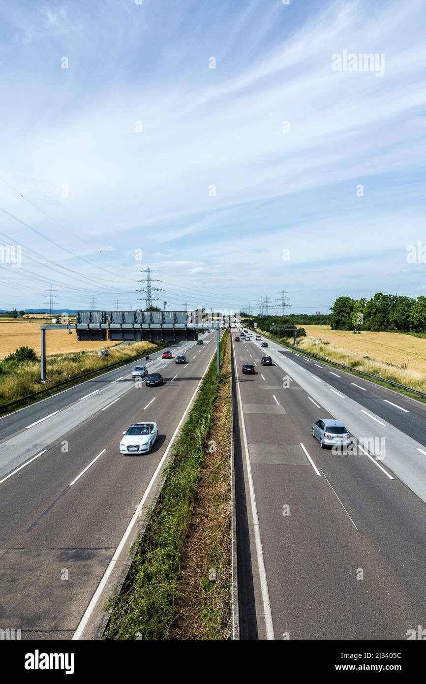 FRANKFURT, DEUTSCHLAND - 28. JUNI 2015: Muster der Autobahn A3 in Deutschland mit weißen Linienmarkierungen Stockfoto