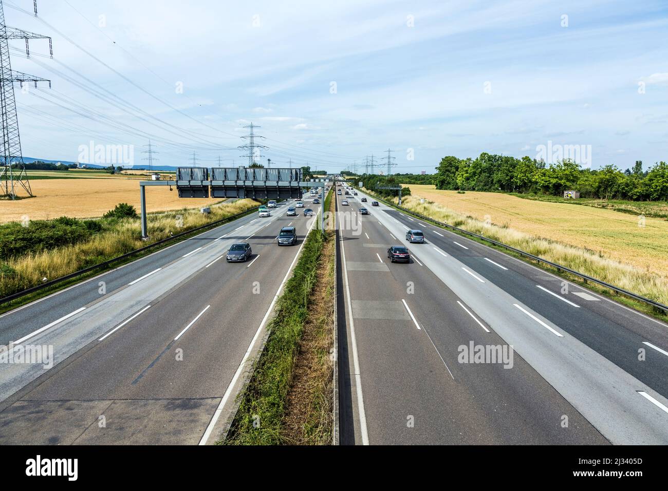 FRANKFURT, DEUTSCHLAND - 28. JUNI 2015: Muster der Autobahn A3 in Deutschland mit weißen Linienmarkierungen Stockfoto