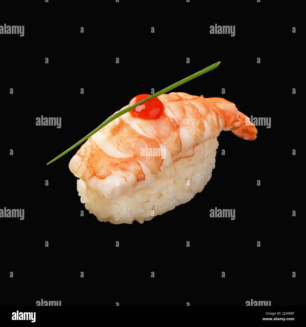 japanisches Nigiri-Sushi mit Tiger-Garnelen, sriracha-Sauce, Schnittlauch. Isoliert auf schwarzem Hintergrund Stockfoto