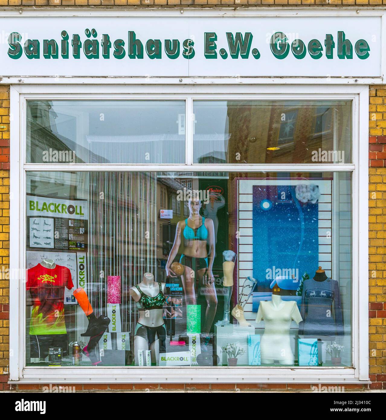 MÜHLHAUSEN, DEUTSCHLAND - 17. JANUAR 2016: Altes Schaufenster eines Medizinwarenladens mit dem Namen Goethe in Mühlhausen, Deutschland. Goethe ist für Thuring Stockfoto