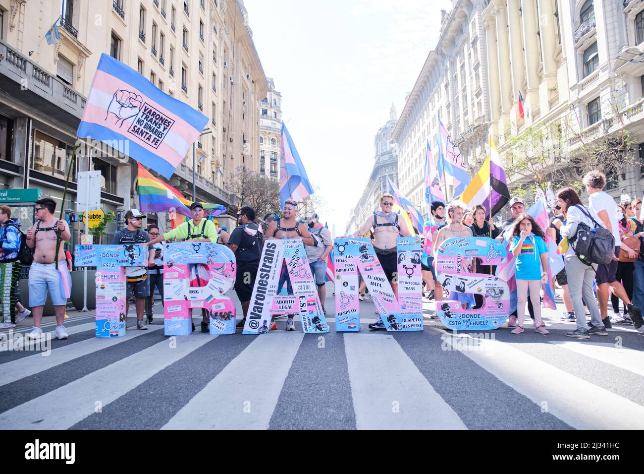 Buenos Aires, Argentinien; 6. November 2021: LGBT Pride Parade. Nicht binär und transgender männlicher Kollektiv. Stockfoto