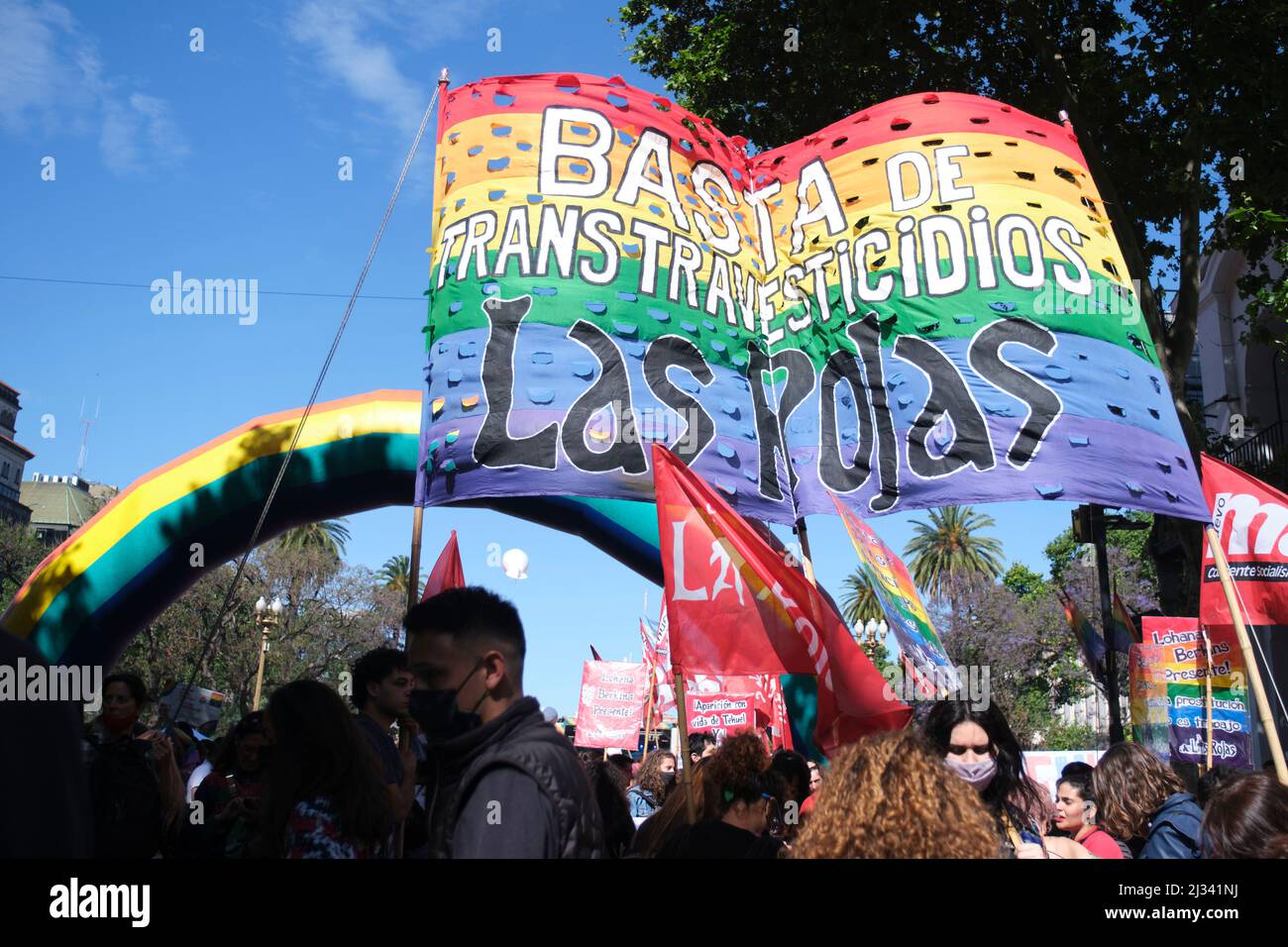 Buenos Aires, Argentinien; 6. November 2021: LGBT Pride Parade. Banner mit der Regenbogenfahne und dem Text Keine Transtravestizide mehr Stockfoto