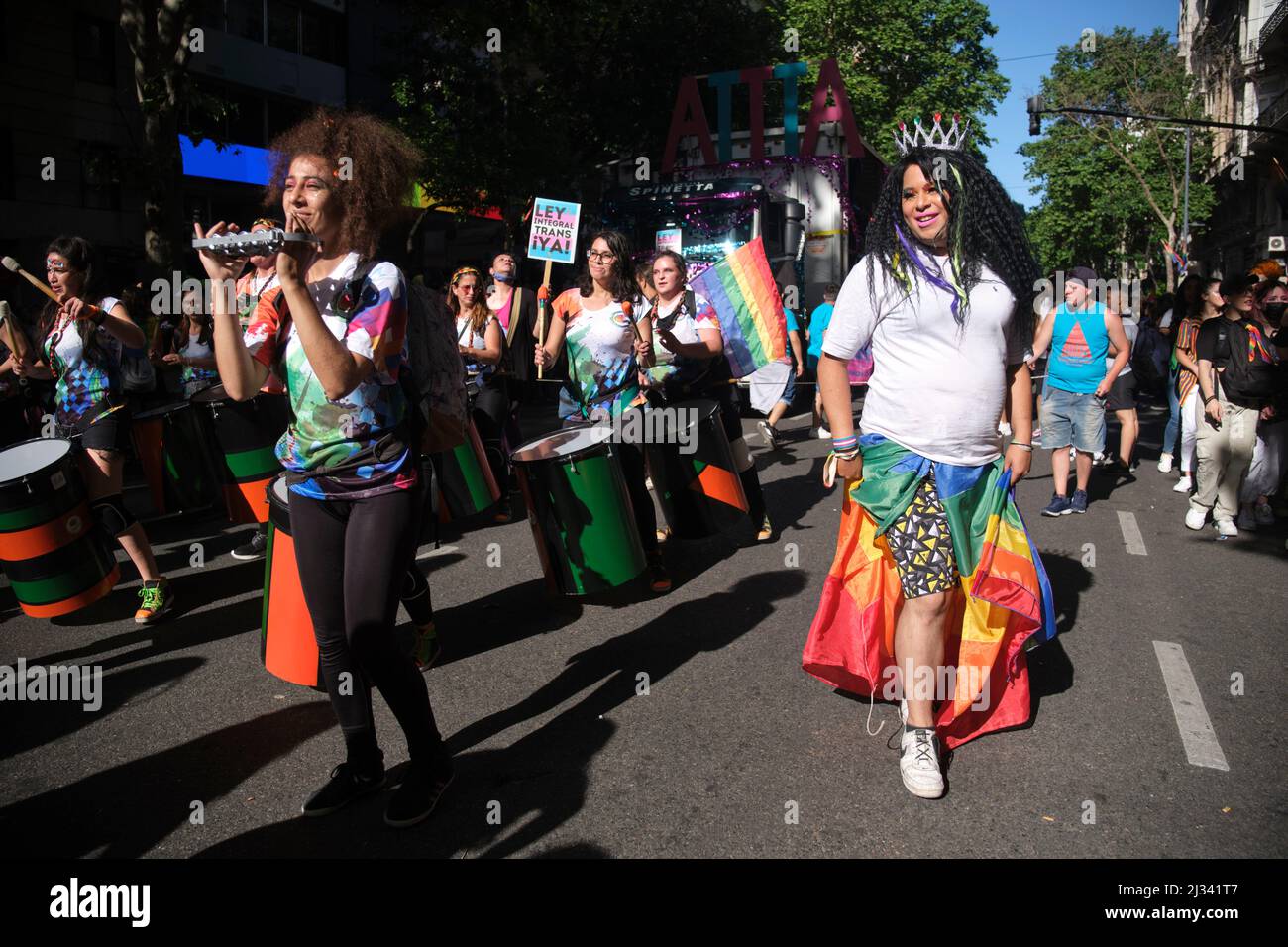 Buenos Aires, Argentinien; 6. November 2021: LGBT Pride Parade. Bunte Gruppe von Menschen marschieren und spielen Musik; Schild fordert die umfassende Trans l Stockfoto