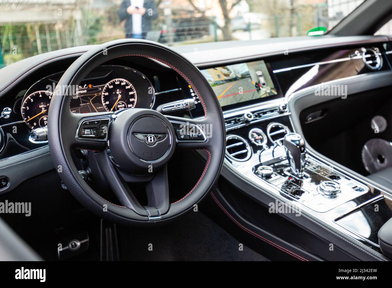 Slowenien, Ljubljana - März 9 2022: Bentley-Emblem des Luxuswagens. Stockfoto