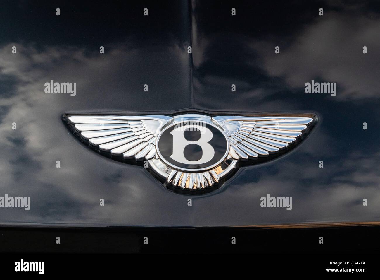 Slowenien, Ljubljana - März 9 2022: Bentley-Emblem des Luxuswagens. Stockfoto