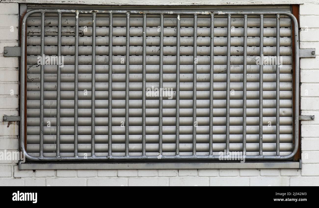 Fensterraster auf einem Außenfenster Stockfoto