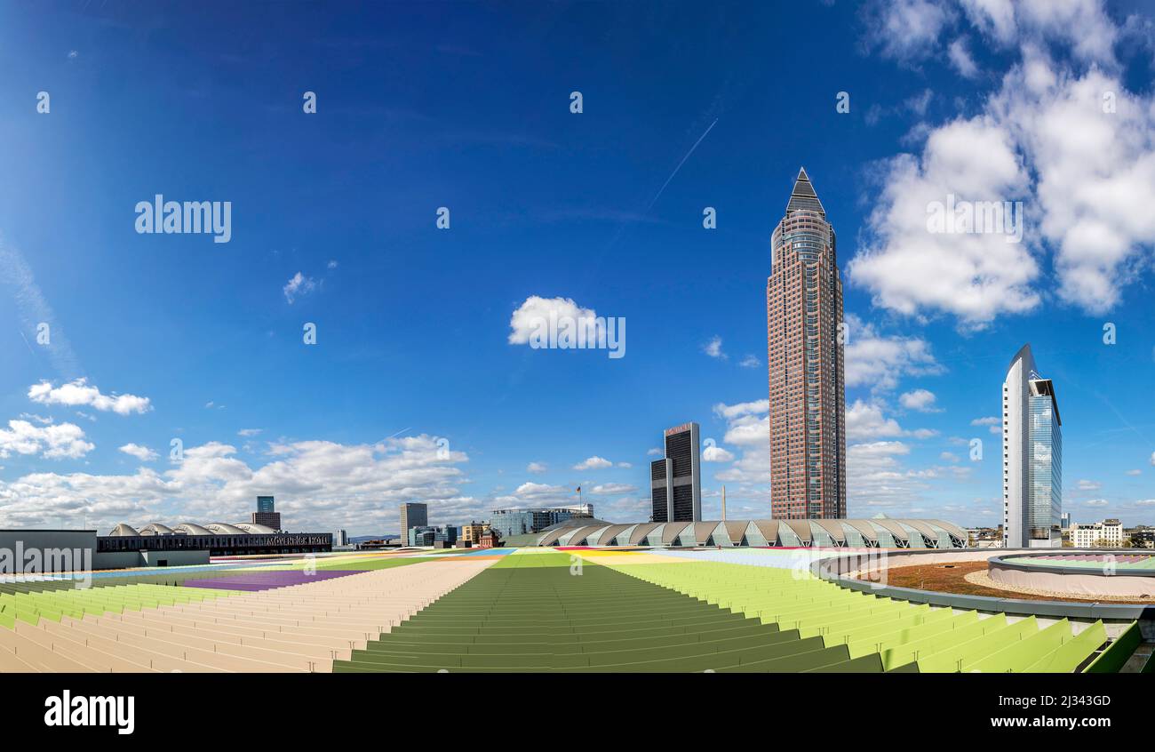 FRANKFURT, DEUTSCHLAND - APR 6, 2017: Tower Messeturm und das Marriott Hotel neben dem Frankfurter Messegelände vom Dachgarten der Skyline Pla aus gesehen Stockfoto