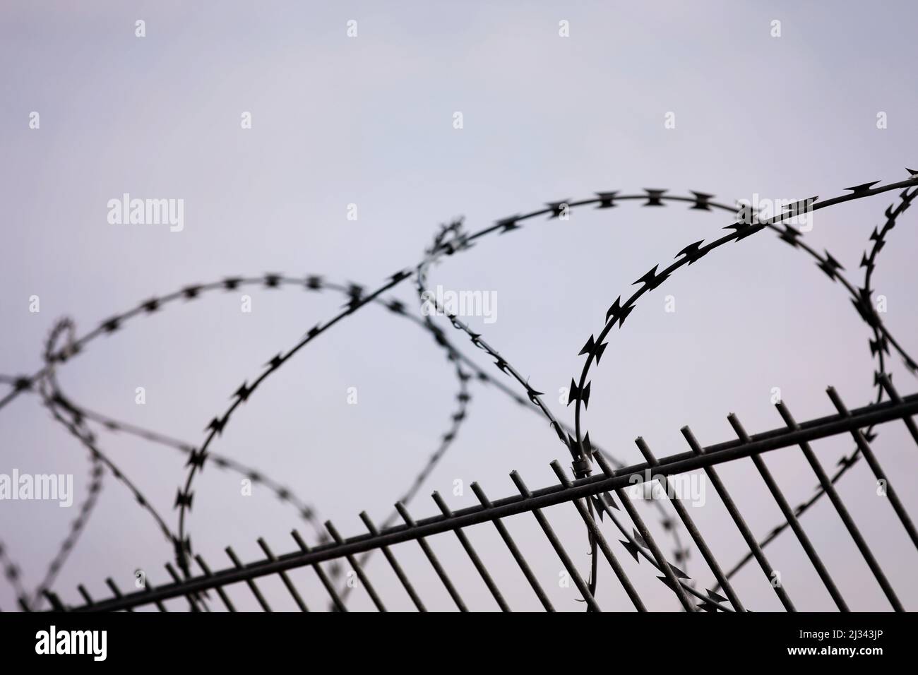 Zaun Metall mit Stacheldraht Stockfoto