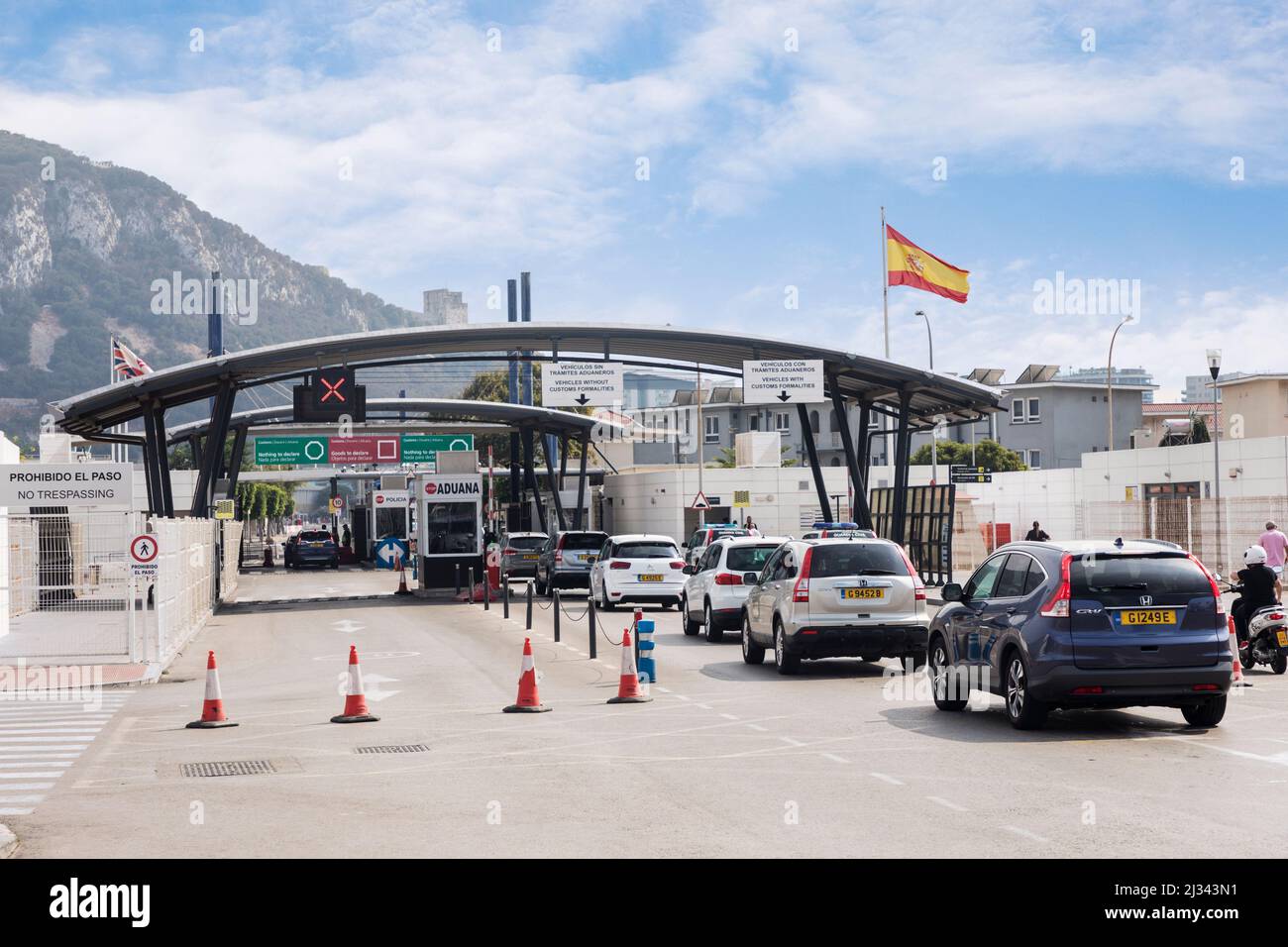Autos warten auf die Einreise nach Gibraltar durch Zollkontrollen, La Linea de la Concepcion, Spanien Stockfoto