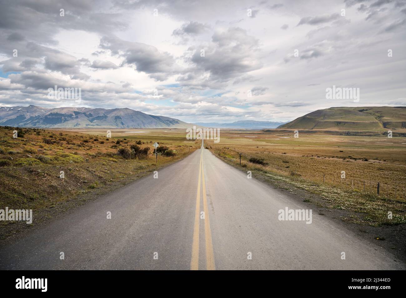 Fast endlose Straße zum Hoirzont in Patagonien, Chile, Südamerika Stockfoto