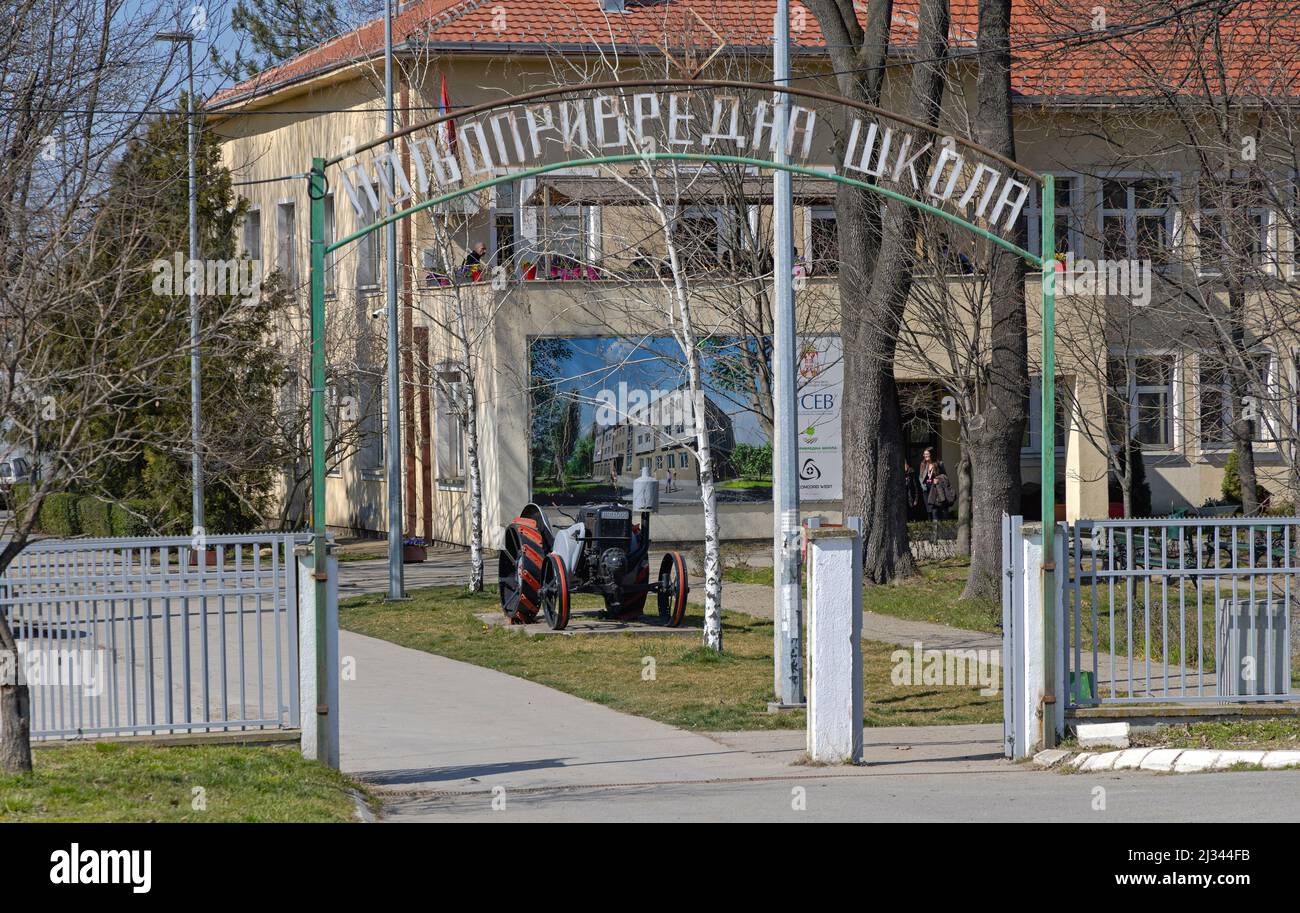 Belgrad, Serbien - 23. März 2022: Landwirtschaftliche Schule mit Dormitory in Krnjaca bei Pancevacki Put. Stockfoto
