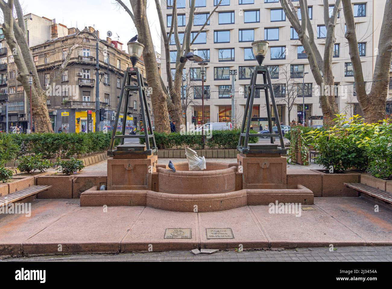 Belgrad, Serbien - 15. März 2022: Marble Stone Landmark Radio Belgrade Water Fountain Memorial in der Makedonska Street. Stockfoto