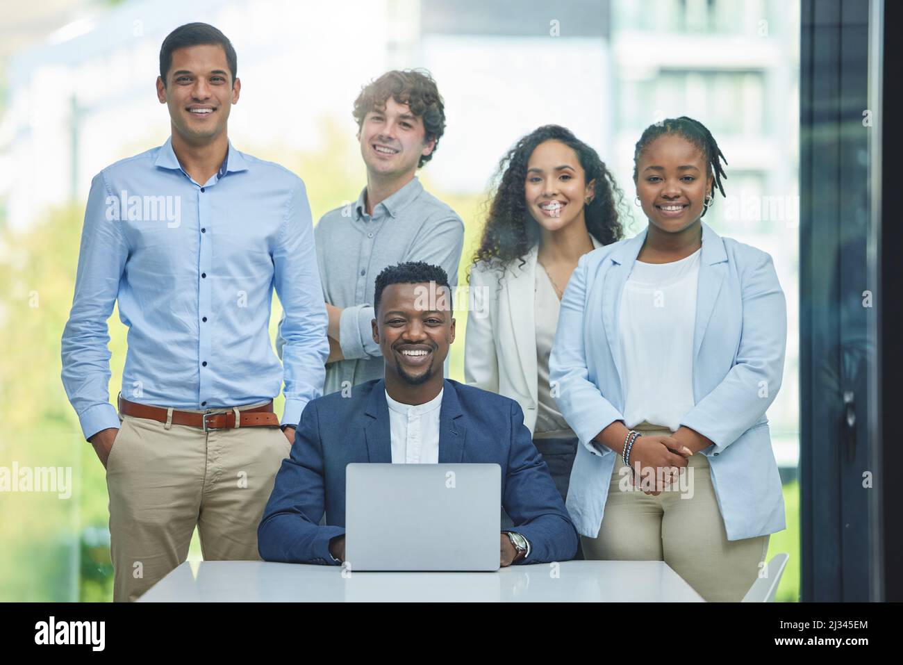 Wellen in der Wirtschaft schlagen. Aufnahme eines Teams von Geschäftsleuten, die zusammen in ihrem Büro sind. Stockfoto