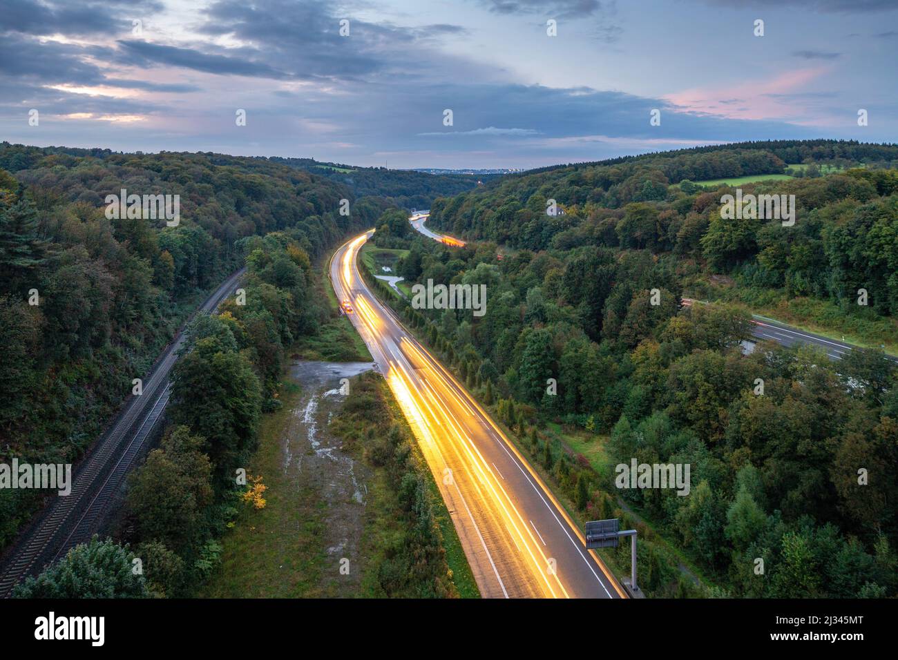A1 bei Remscheid, Ruhrtangente, getrennte Bahnen, Nachtaufnahme, Lichtstreifen, Autobahn Deutschland Stockfoto