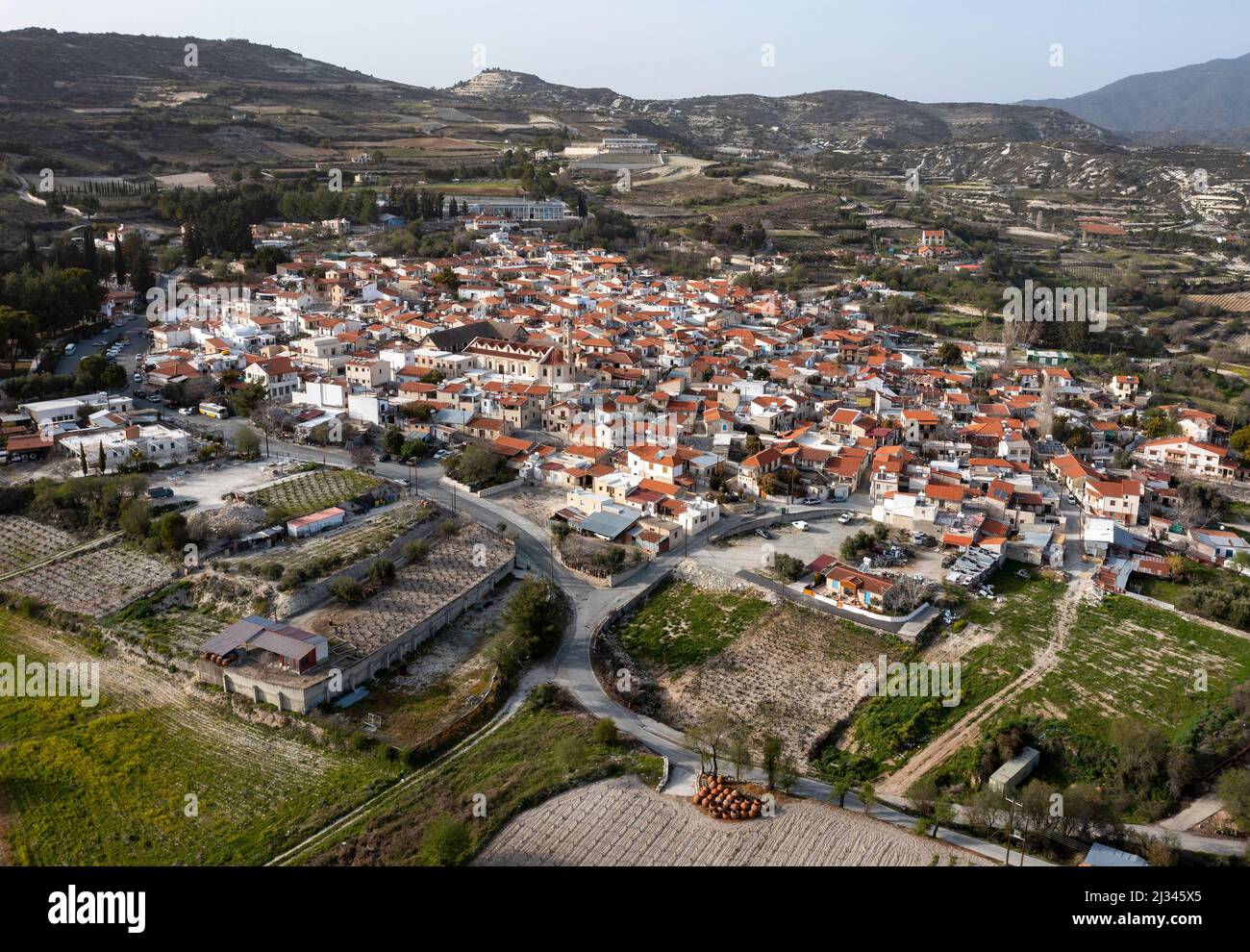 Luftaufnahme des Dorfes Omodos im zyprischen Weingebiet des Troodos-Gebirges. Stockfoto