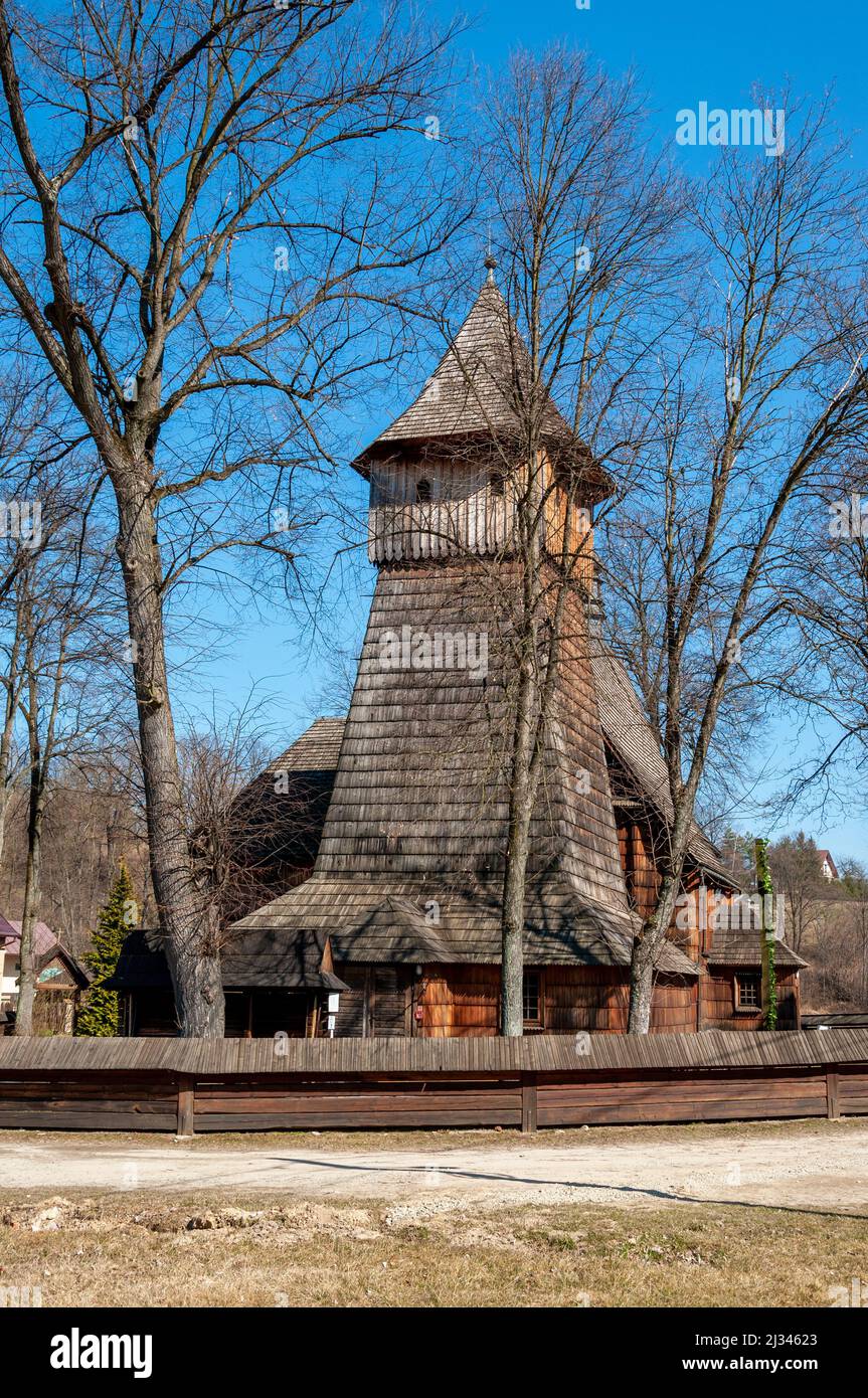 Die gotische Holzkirche des Erzengels Michael in Binarowa in Kleinpolen. Erbaut im frühen 16.. Jahrhundert (ca. 1500). UNESCO-Weltkulturerbe. Stockfoto