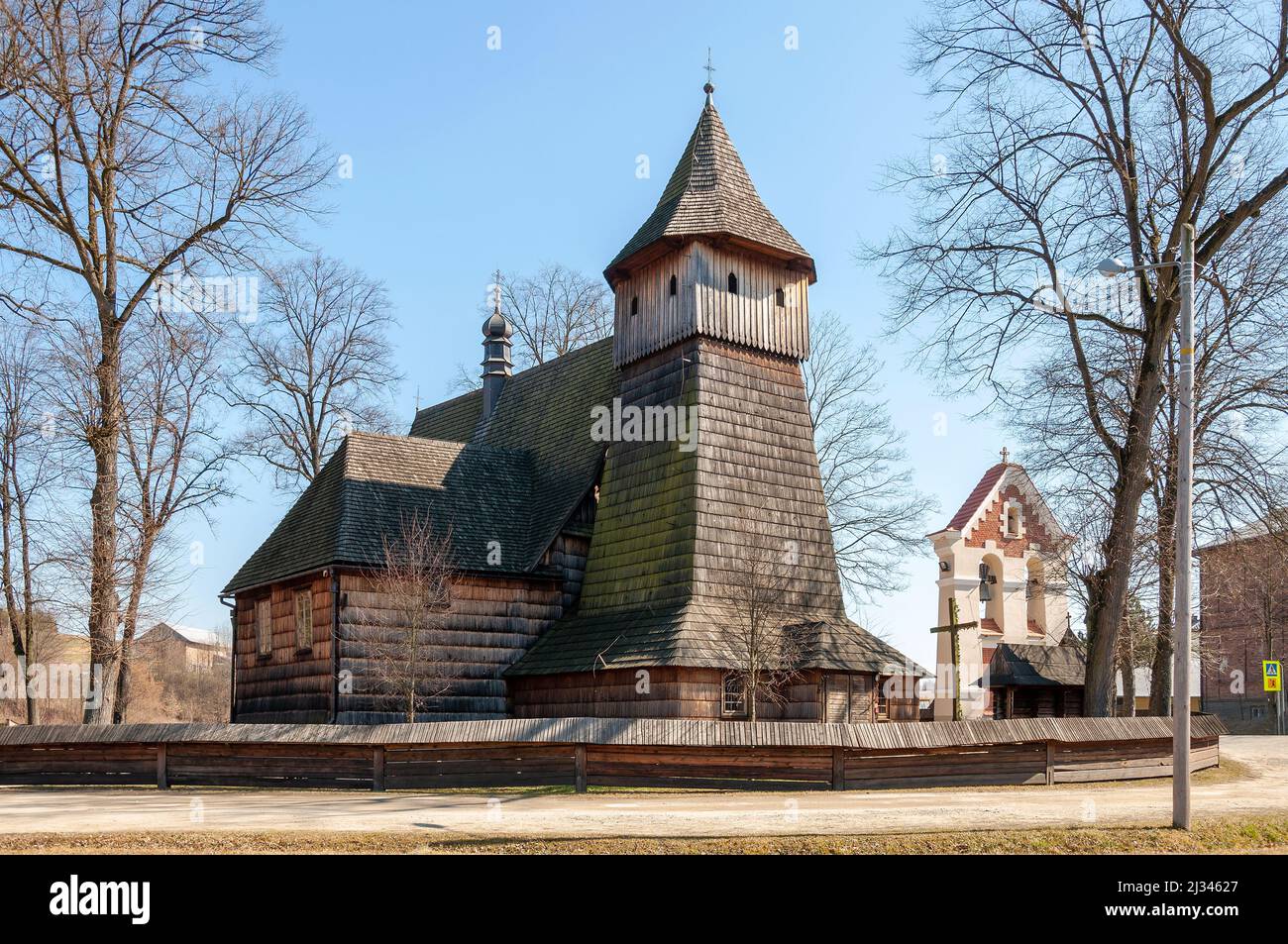 Die gotische mittelalterliche Holzkirche des Erzengels Michael in Binarowa in Kleinpolen. Erbaut im frühen 16.. Jahrhundert (ca. 1500). UNESCO World Herita Stockfoto