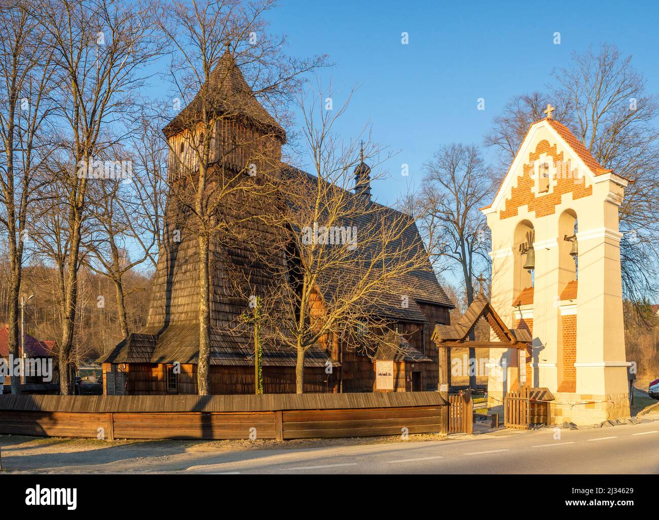 Die gotische mittelalterliche Holzkirche des Erzengels Michael in Binarowa in Kleinpolen. Erbaut im frühen 16.. Jahrhundert (ca. 1500). UNESCO World Herita Stockfoto