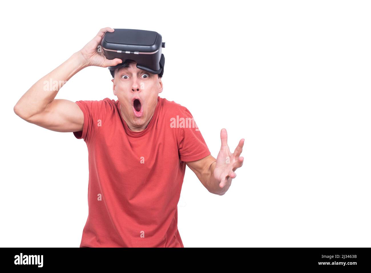 Schockierter Mann im VR-Headset, der die Kamera ansah Stockfoto
