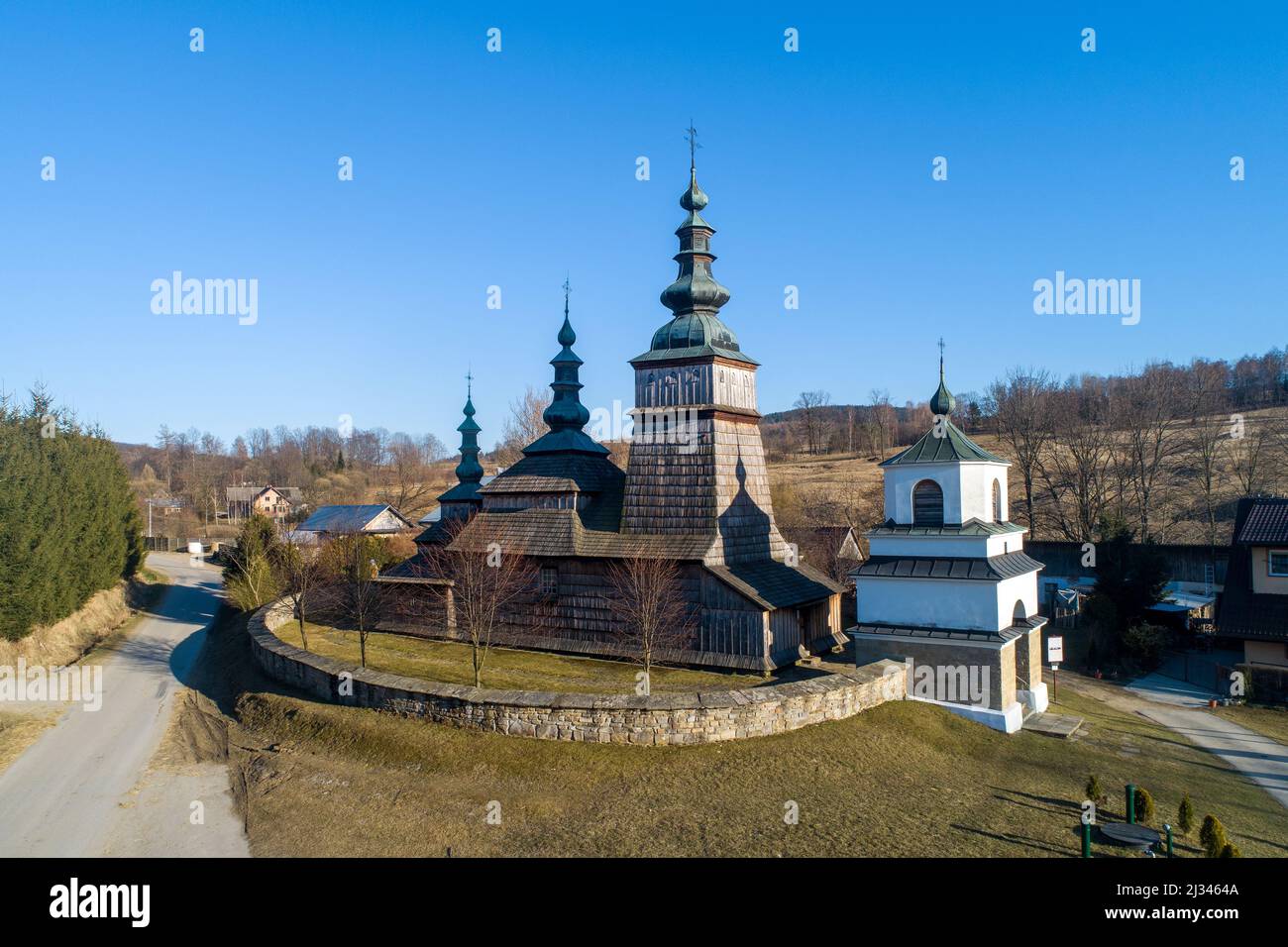 Alte orthodoxe Kirche in Owczary, Polen. Erbaut im 17.. Jahrhundert. Jetzt sowohl als römisch-katholische und griechisch-katholische Kirche verwendet. UNESCO-Weltkulturerbe Stockfoto