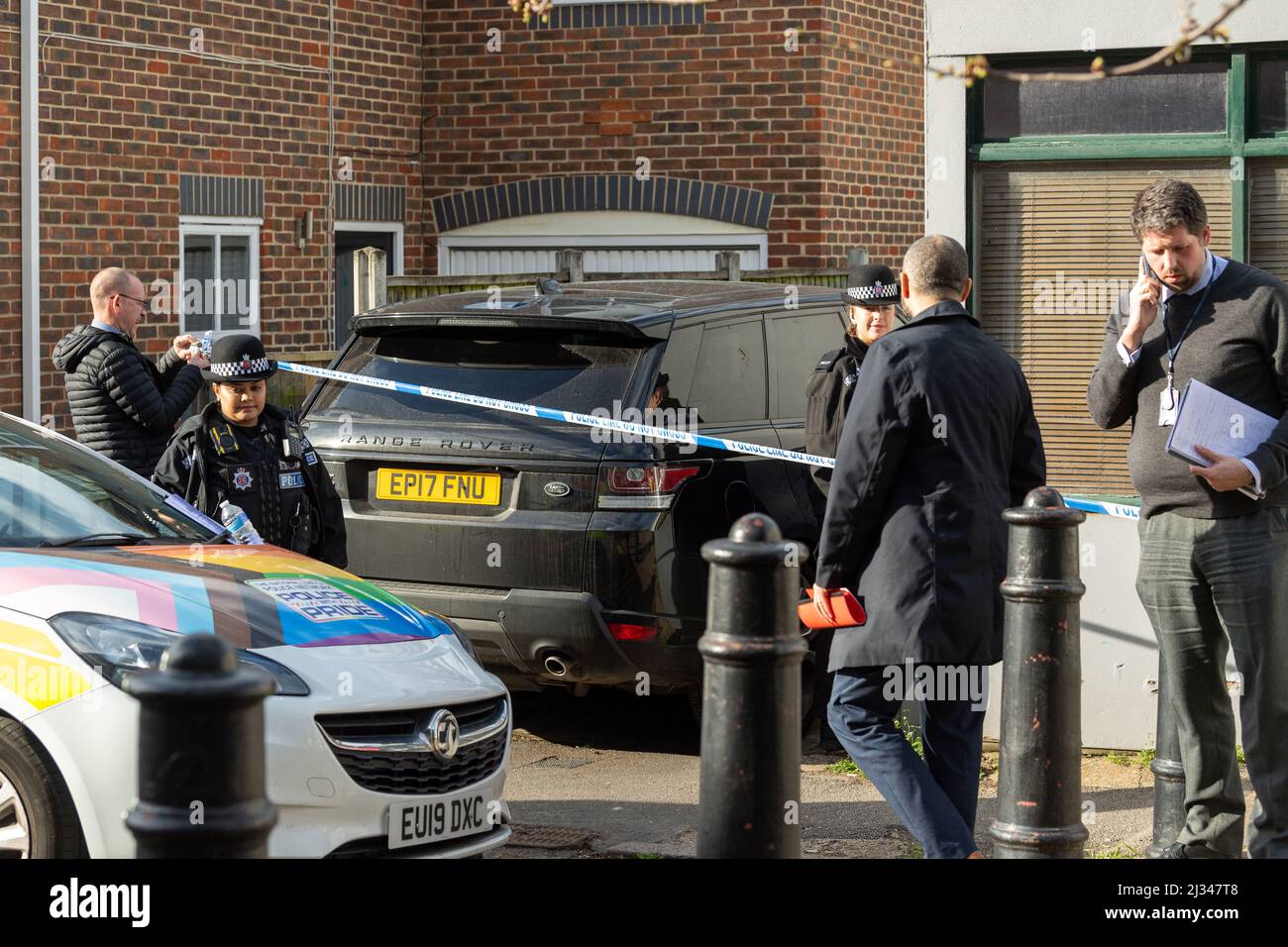 Brentwood, Großbritannien. 05. April 2022. Brentwood Essex 5. April 2022 schwerer Polizeivorfall, Victoria Road Brentwood, wo ein Tatort eingerichtet wurde. Lokale soziale Medien haben gesagt, dass es sich um einen Mord handelt. Kommentar wurde von der Polizei von Essex eingeholt. Die Polizei von Essex hat bestätigt, dass es sich um einen Mord handelt. Jevegenijs Lapkovskis wurde wegen Mordes an Lee Murrell angeklagt Kredit: Ian Davidson/Alamy Live News Stockfoto
