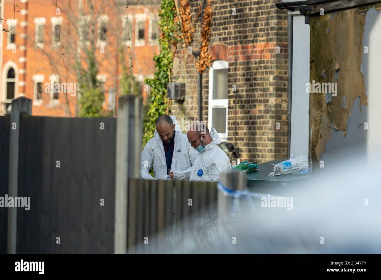Brentwood, Großbritannien. 05. April 2022. Brentwood Essex 5. April 2022 schwerer Polizeivorfall, Victoria Road Brentwood, wo ein Tatort eingerichtet wurde. Lokale soziale Medien haben gesagt, dass es sich um einen Mord handelt. Kommentar wurde von der Polizei von Essex eingeholt. Die Polizei von Essex hat bestätigt, dass es sich um einen Mord handelt. Jevegenijs Lapkovskis wurde wegen Mordes an Lee Murrell angeklagt Kredit: Ian Davidson/Alamy Live News Stockfoto