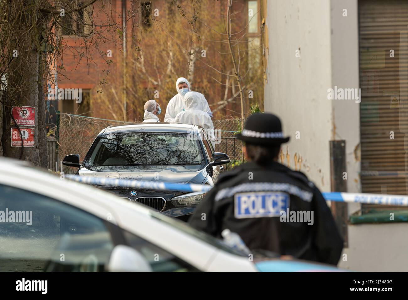 Brentwood, Großbritannien. 05. April 2022. Brentwood Essex 5. April 2022 schwerer Polizeivorfall, Victoria Road Brentwood, wo ein Tatort eingerichtet wurde. Lokale soziale Medien haben gesagt, dass es sich um einen Mord handelt. Kommentar wurde von der Polizei von Essex eingeholt die Polizei von Essex hat bestätigt, dass es sich um einen Mord handelt. Jevegenijs Lapkovskis hat Biene wegen des Mordes an Lee Murrell angeklagt. Kredit: Ian Davidson/Alamy Live Nachrichten Stockfoto