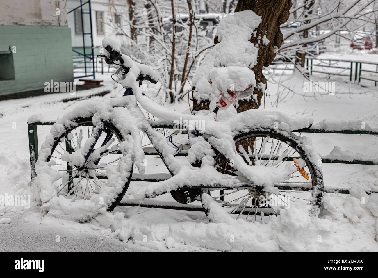 Moskau, Russland - 02. April 2022: Fahrrad schneebedeckt. Hochwertige Fotos Stockfoto