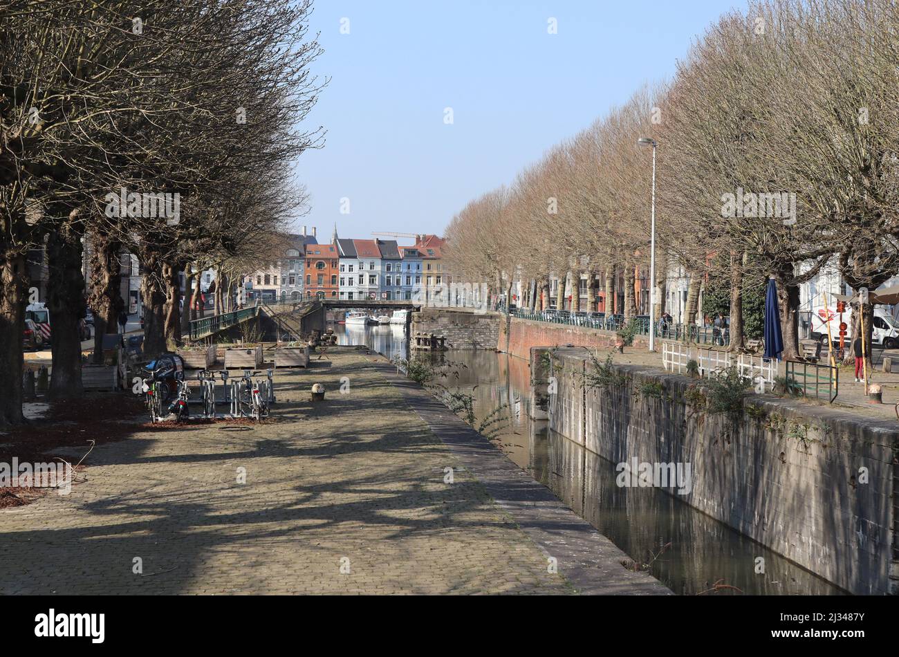 GENT, BELGIEN, 23. MÄRZ 2022: Blick auf das Schoolkaai in der Region Dampoort in Gent in Belgien. Dampoort ist ein urbanes Wohngebiet mit einem Importan Stockfoto