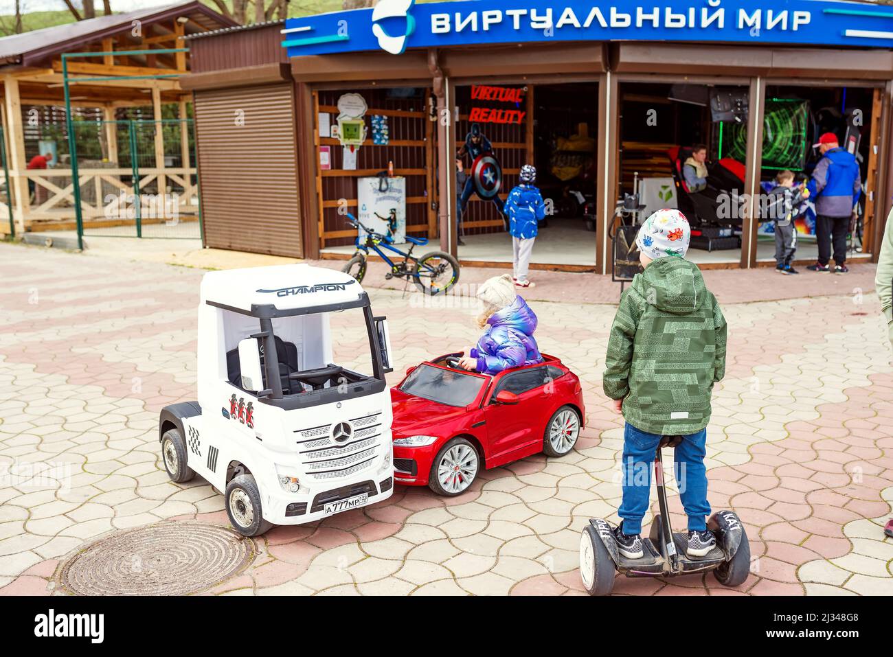 Kertsch, Krim - 5. April 2021 Mehrfarbige Kinderwagen in Form von Jeeps in einer Vermietung im Park Stockfoto