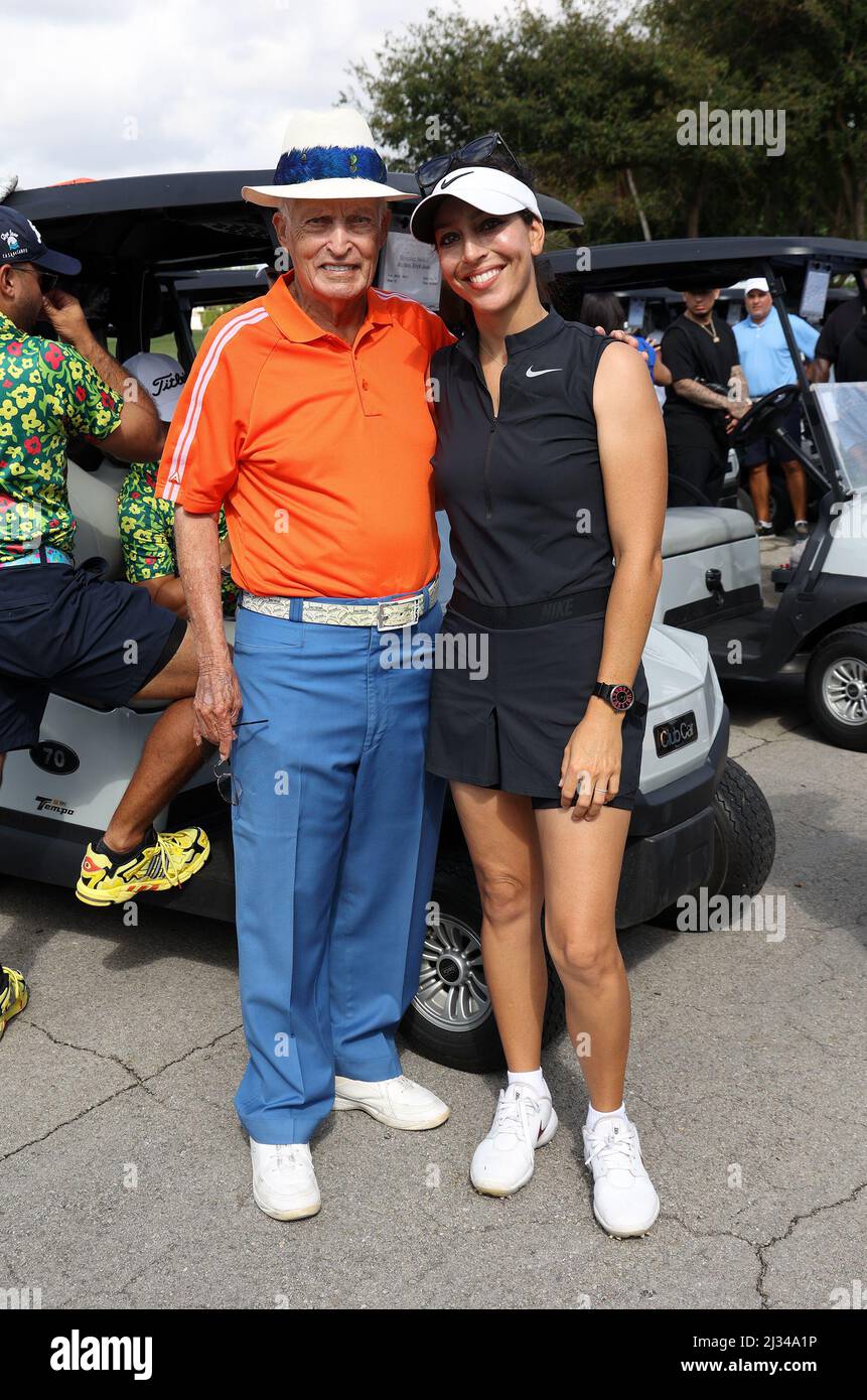 CORAL GABLES, FLORIDA - 05 2022. APRIL: Juan Antonio 'Chi-Chi' Rodríguez und der Profi-Golfspieler Kyle Roig nehmen am 05. April 2022 am Celebrity Golf Turnier der Maestro Cares Foundation im Biltmore Hotel Miami-Coral Gables in Coral Gables, Florida, Teil. (Foto von Alberto E. Tamargo/Sipa USA) Stockfoto