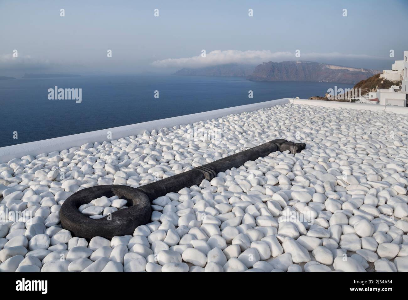 Großer Steinschlüssel auf dem Dach eines Boutique-Hotels, Oia, Santorini, Santorin, Kykladen, Ägäis, Mittelmeer, Griechenland, Europa Stockfoto
